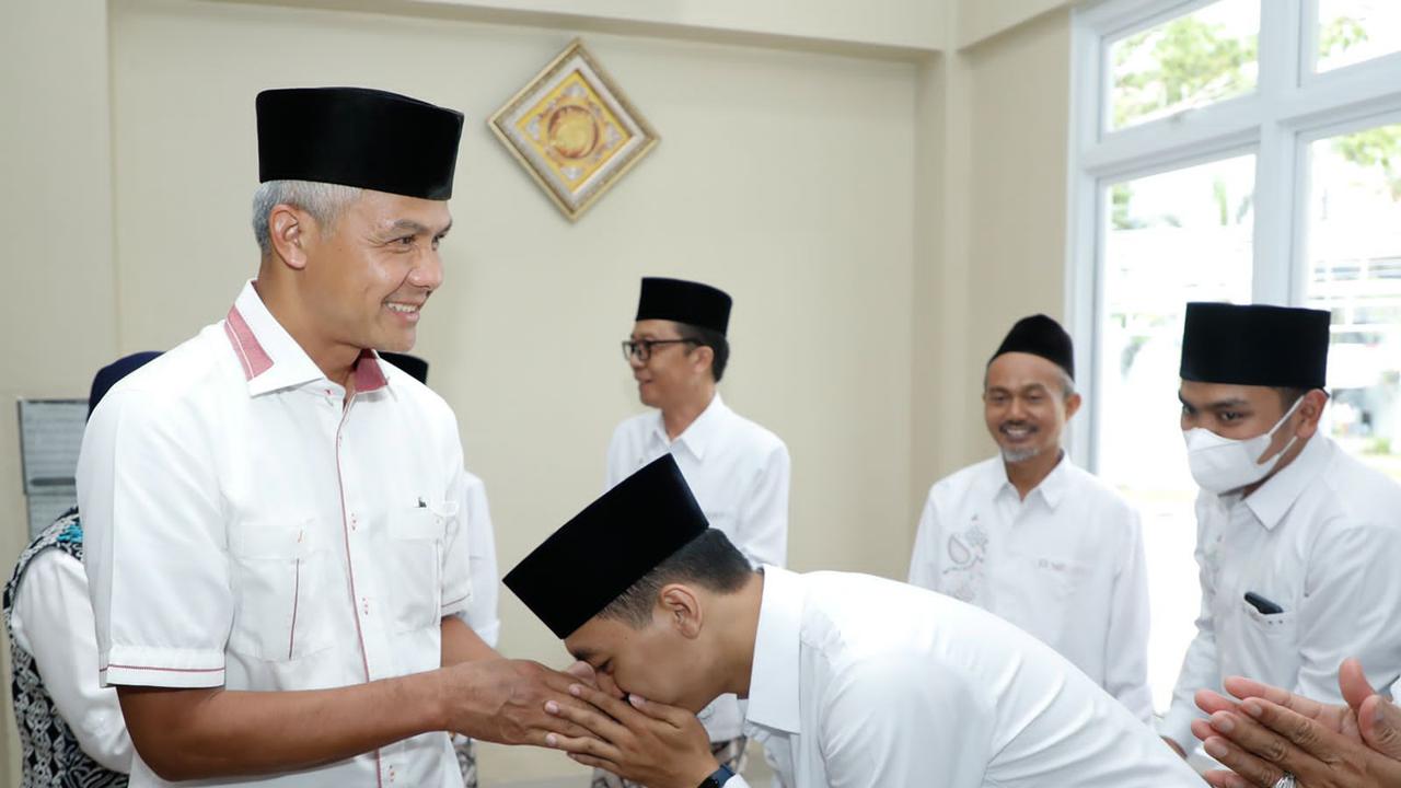 Gubernur Jawa Tengah (Jateng) Ganjar Pranowo mengunjungi Basecamp Kafilah dari Jateng untuk kompetisi Musabaqoh Tilawatil Qur'an (MTQ) Nasional 2022
