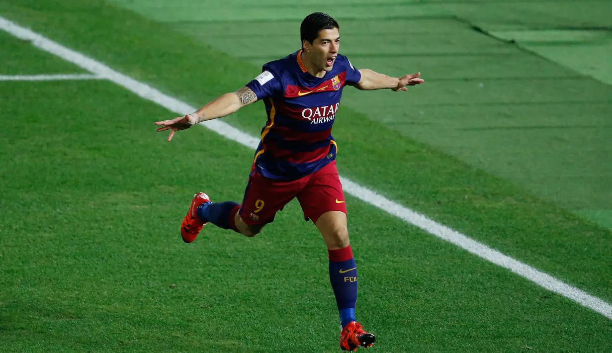 Pemain Barcelona, Luis Suarez berselebrasi usai mencetak gol kedua dalam pertandingan melawan River Plate di Stadion Internasional Yokohama, Jepang, Minggu (20/12). Barca menaklukan River Plate 3-0. (Reuters/Thomas PeterLivepic)