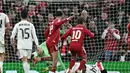 Gelandang Liverpool asal Argentina, Alexis Mac Allister (tengah), mencetak gol dalam pertandingan pekan keempat Liga Champions 2025-2026 melawan Real Madrid di Stadion Anfield, Inggris, pada Selasa 4 November 2025 waktu setempat atau Rabu (5/11/2025) dini hari WIB. Gol Alexis Mac Allister di menit ke-61 memecah kebuntuan Liverpool dan membangkitkan euforia Anfield. (Paul ELLIS/AFP)