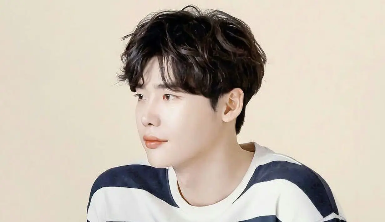 Lee Jong Suk tergolong pria yang tinggi. Ia mempunyai tinggi badan 187 cm dan bergolongan darah A. (Foto: allkpop.com)