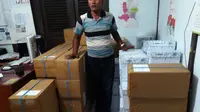 KPU Sulsel mendistribusikan logistik surat suara Pilkada serentak ke beberapa daerah. (Liputan6.com/Eka Hakim)