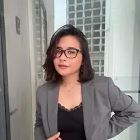 Tampil semi formal bisa kamu dapatkan dengan padukan lace tank top, celana jeans, dan blazer abu-abu [@prillylatuconsina96]
