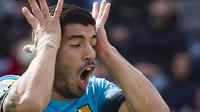 Ekspresi striker Barcelona, Luis Suarez, saat gagal membobol gawang Las Palmas pada laga La Liga Spanyol di Stadion Gran Canaria, Sabtu (20/2/2016). Las Palmas takluk 1-2 dari Barcelona. (AFP/Jaime Reina)