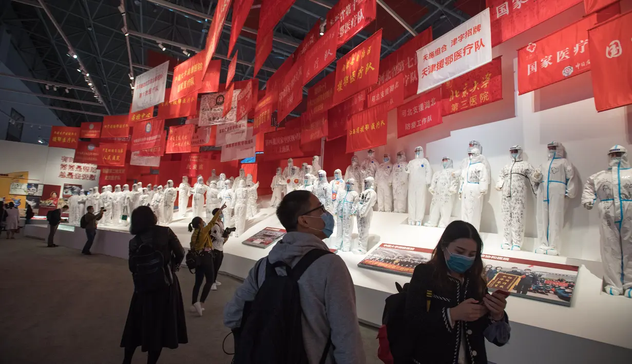 Sejumlah orang mengunjungi pameran tentang perjuangan China melawan epidemi COVID-19 di Wuhan, Provinsi Hubei, China tengah (15/10/2020). Pameran khusus tentang perjuangan negara tersebut melawan epidemi COVID-19 dimulai pada Kamis (15/10) di Wuhan.  (Xinhua/Xiao Yijiu)