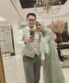 Bersama Tommy Kurniawan, Lisya tampil dengan dress panjang dihiasi bordiran warna sage yang serasi dengan kerudungnya. Disebut-sebut, tampilannya justru lebih stylish dibanding sang pengantin perempuan. Credit: (@lisyanurrahmii)