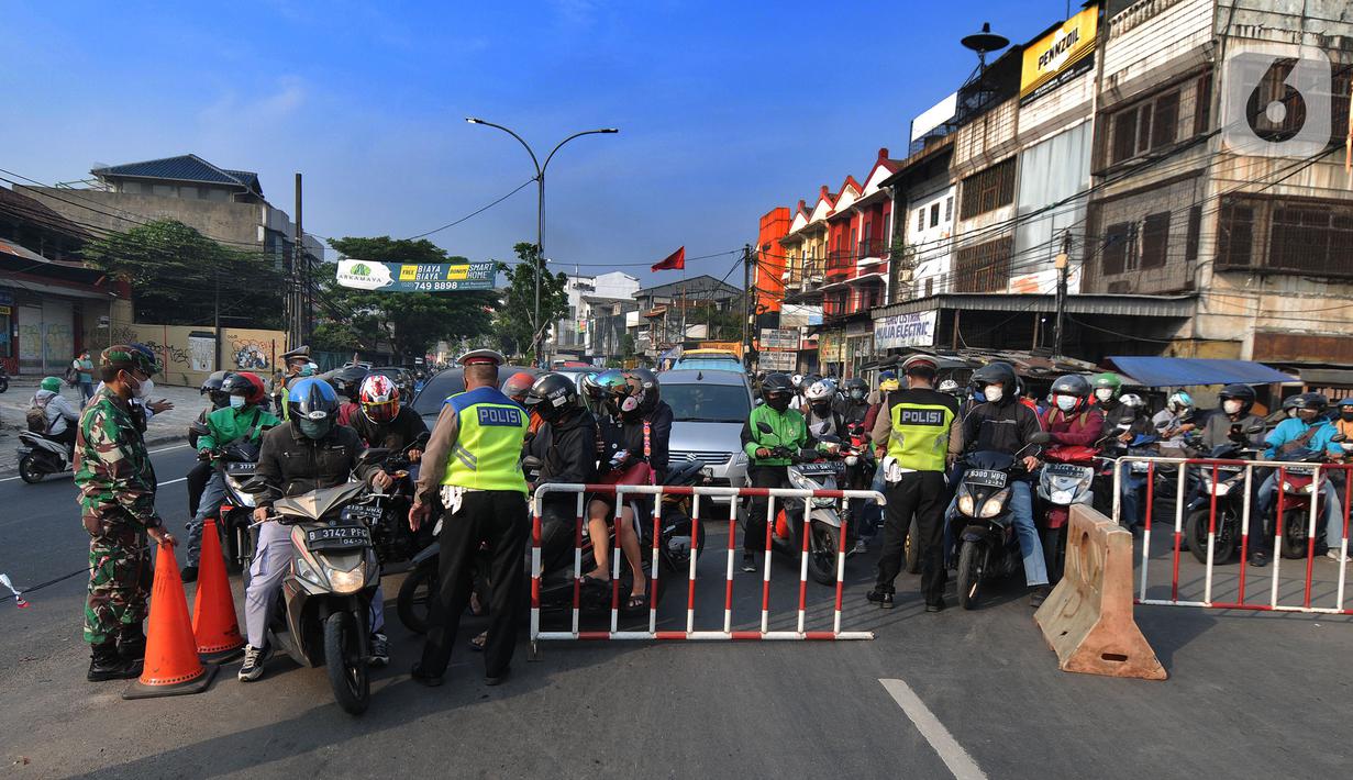 Aparat Gabungan POLRI-TNI memeriksa kelengkapan Surat Tanda Registrasi Pekerja  (STRP) bagi pengendara bermotor pada pos  perpanjangan Pemberlakuan Pembatasan Kegiatan Masyarakat (PPKM) Jalan Raya Ir.H.Djuanda, depan Sandratex, Tangerang Selatan, Kamis (15/07/2021). (merdeka.com/Arie Basuki )