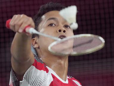 Pebulu tangkis tunggal putra Indonesia, Anthony Sinisuka Ginting gagal menembus final bulu tangkis Olimpiade Tokyo 2020 usai disingkirkan dua gim langsung oleh andalan Cina, Chen Long dalam babak semifinal di Musashino Forest Plaza, Minggu (1/8/2021) siang WIB. (Foto: AP/Dita Alangkara)
