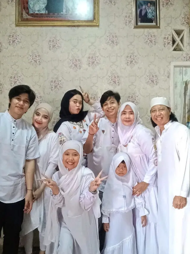 Main Film Bareng Fuji, Ini 6 Potret Ahmad Syaiful Anak Komedian Mastur yang Tampan