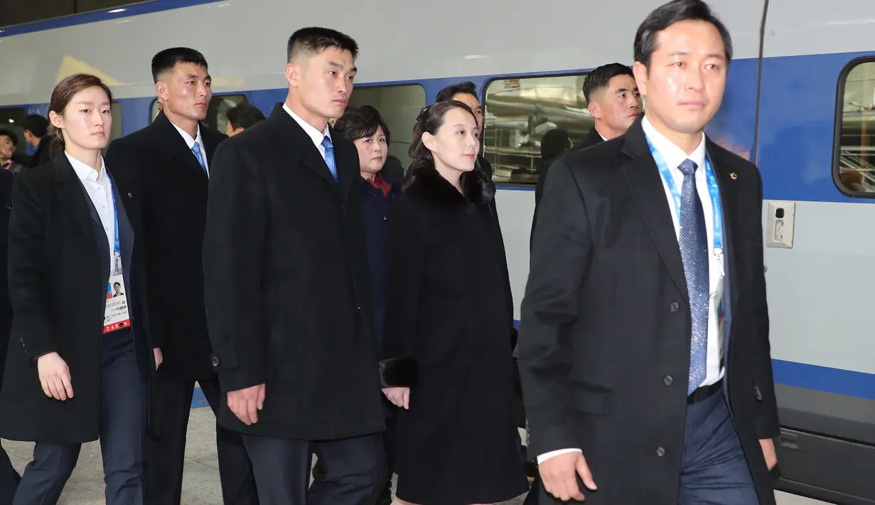 Adik perempuan pemimpin Korea Utara Kim Jong-un, Kim Yo-jong berjalan menuju kereta saat tiba di Bandara Internasional Incheon, Korea Selatan, Jumat (9/2). Kim Yo-jong dinilai sebagai tokoh yang makin menonjol dalam kancah politik negaranya. (YONHAP/AFP)