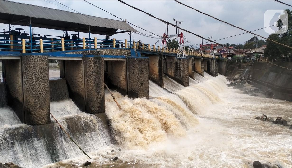 Kondisi Bendung Katulampa, Bogor, Jawa Barat, Senin (10/10/2022). Setelah sebelumnya tinggi muka air (TMA) mencapai 220 Cm dengan status Siaga 1, pada pukul 13.23 WIB Bendung Katulampa terpantau kembali pada status normal. (Liputan.com/Magang/Aida Nuralifa)