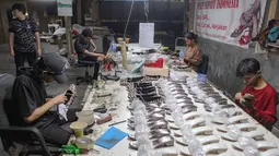 Situasi ini ditandai dengan pertumbuhan impresif yang melampaui rata-rata pertumbuhan ekonomi nasional dan peningkatan nilai ekspor. Tampak dalam foto, pekerja saat menyelesaikan pembuatan sandal wanita di pabrik rumahan Pesan Sepatu Indonesia, Setu, Tangerang Selatan, Banten, Jumat (7/11/2025). (merdeka.com/Arie Basuki)