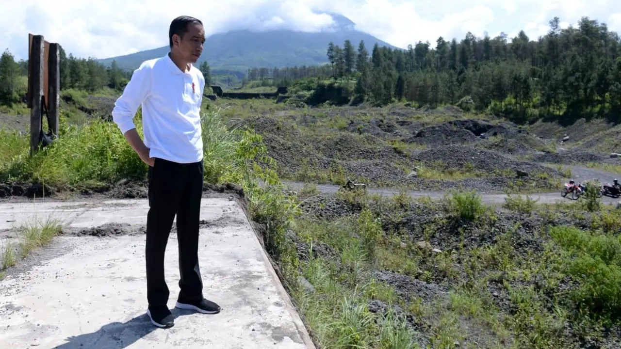 Presiden Jokowi saat mengecek upaya revitalisasi lahan kritis sekitar Dam Kali Putih, Magelang Jawa Tengah, Jumat (14/2/2020).