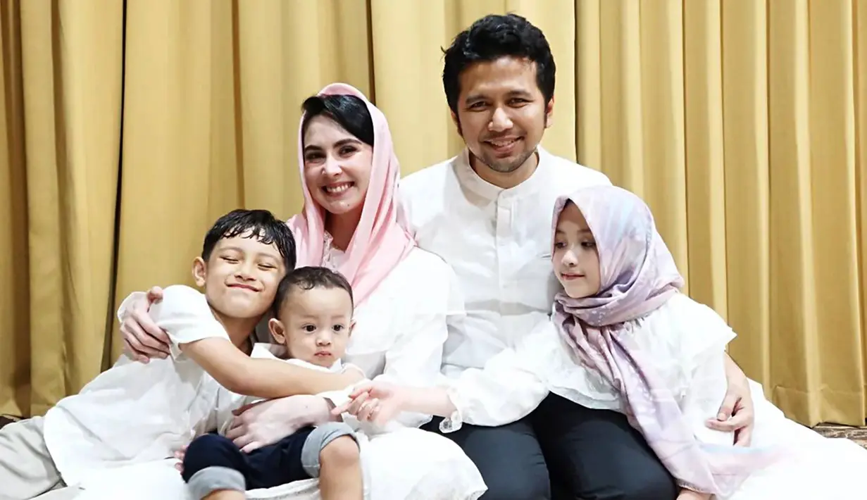 <p>Sudah memiliki tiga orang anak dalam pernikahannya yang berusia 9 tahun, bersama keluarga kecilnya Arumi kerap membagikan potret keakrabannya dalam media sosial Instagram. Beberapa kali dalam pemotretannya keluarganya tersebut, Arumi bersama suami dan anaknya kerap tampil kompak dengan busana senada. (Liputan6.com/IG/@arumibachsin_94)</p>