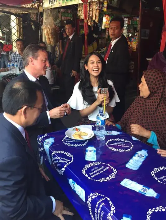 Maudy Ayunda terlihat sedang terlibat dalam percakapan seru bersama Perdana Menteri Inggris, David Cameron. (via telegraph.co.uk)