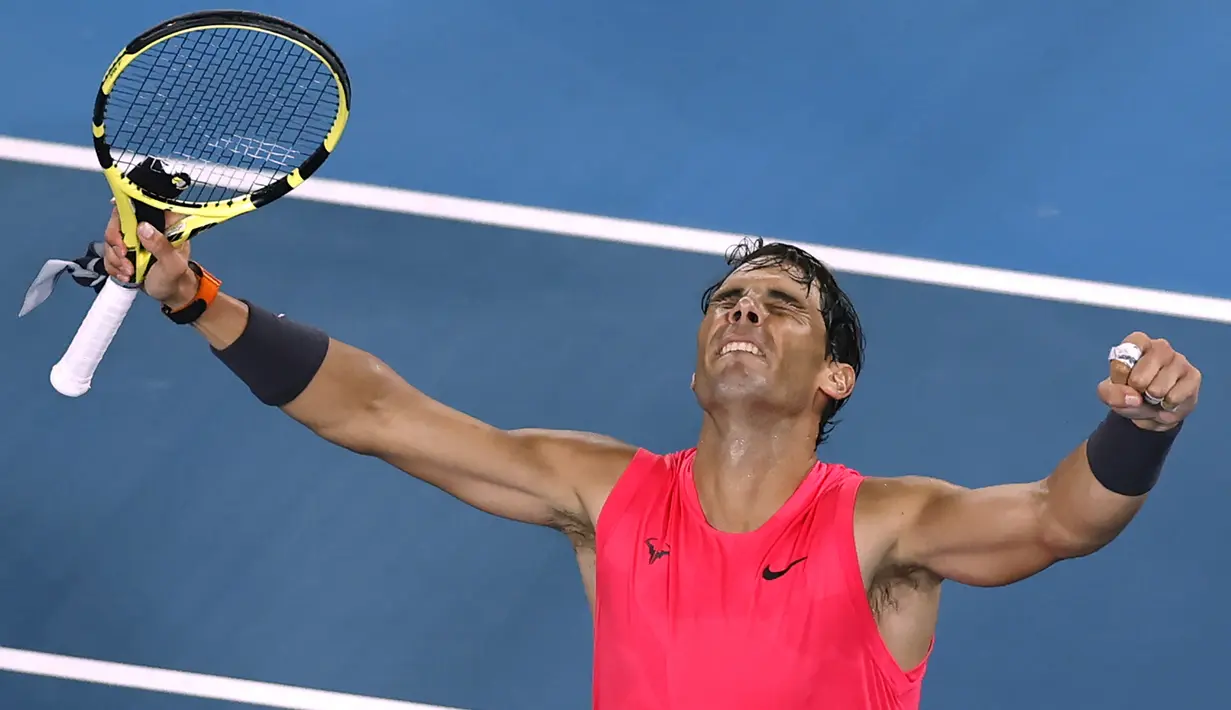 Petenis Spanyol, Rafael Nadal merayakan kemenangan usai mengalahkan Nick Kyrgios dari Australia selama pertandingan putaran keempat kejuaraan tenis Australia Terbuka di Melbourne, Australia (27/1/2020). Nadal berhasil menembus babak perempat final Australian Open 2020. (AP Photo/Andy Wong)