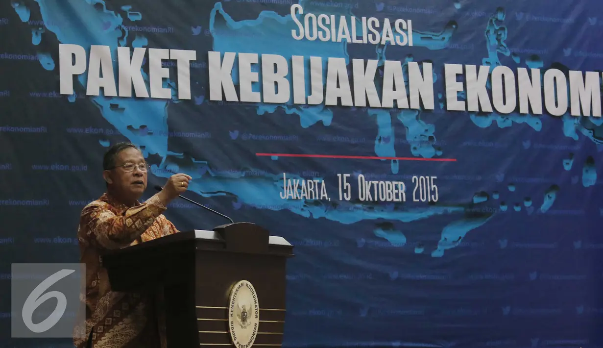 Menko Perekonomian Darmin Nasution saat sosialisasi paket kebijakan jilid IV di Gedung Menko Perekonomian, Jakarta,Kamis (15/10/2015). Darmin menilai paket kebijakan ekonomi pertama yang dirilis September lalu terlalu ambisius. (Liputan6.com/Angga Yuniar)