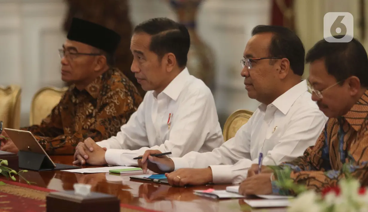 Presiden Joko Widodo menerima dan beraudiensi dengan delegasi Aksi Stop TBC Dunia di Istana Merdeka, Jakarta, Senin (9/12/2019). Delegasi Aksi Stop TBC Dunia itu dipimpin oleh Ketua Forum Stop TB Partnership Indonesia (FSTPI) Arifin Panigoro. (Liputan6 com/Angga Yuniar)