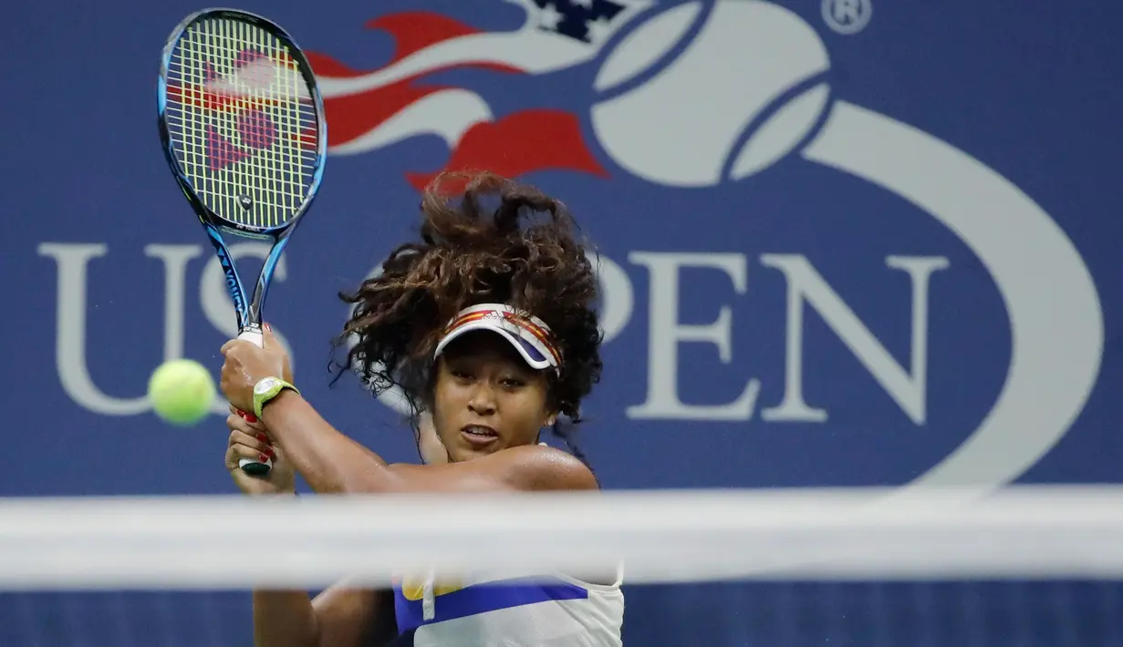 Petenis Jepang, Naomi Osaka mengembalikan bola ke arah petenis Jerman, Angelique Kerber dalam putaran pertama AS Terbuka 2017 di New York (29/8). Osaka adalah petenis peringkat 45 dunia yang masih berusia 19 tahun. (AP Photo / Frank Franklin II)