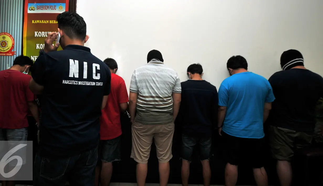 Tersangka penyeludup narkotika jaringan Malaysia-Indonesia saat digelandang ke kantor Dirnarkoba Mabes Polri, Jakarta, Senin (18/1). Ditnarkoba berhasil mengamankan barang bukti shabu sebanyak 10kg dan 100 butir ecstasy. (Liputan6.com/Yoppy Renato)