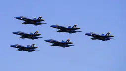 US Navy Blue Angels tampil pada Chicago Air and Water Show di atas Danau Michigan, Chicago, Amerika Serikat, 21 Agustus 2022. Pertunjukan spektakuler tahunan ini kembali digelar setelah dua tahun dibatalkan karena pandemi COVID-19. (AP Photo/Kiichiro Sato)