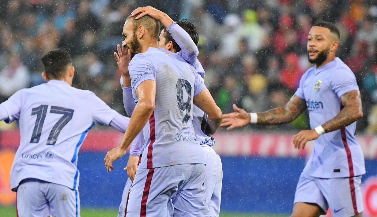 Barcelona menelan kekalahan saat melakoni laga ujicoba keempat di masa pramusim 2021/22 melawan klub asal Austria, RB Salzburg. (Foto: AFP/Barbara Gindl)