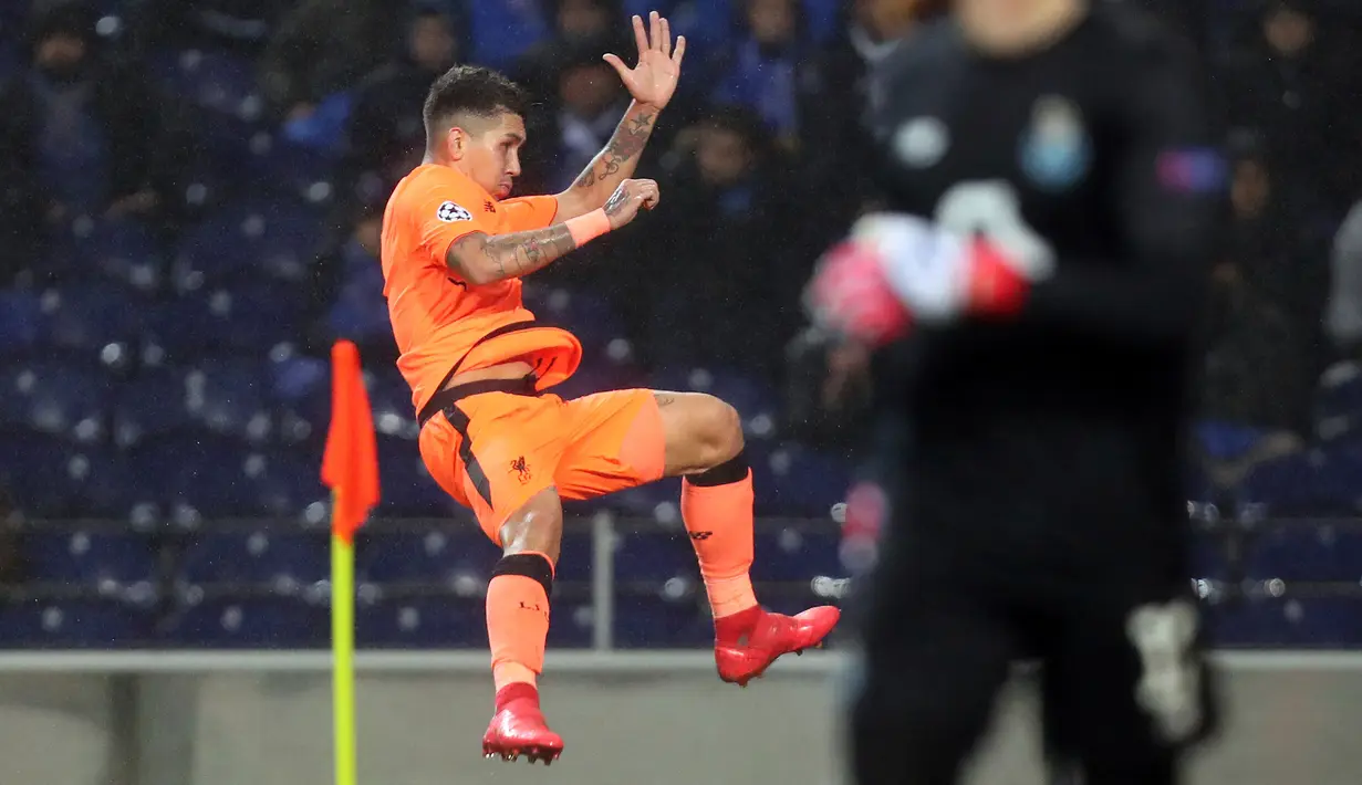 Pemain Liverpool, Roberto Firmino berselebrasi setelah mencetak gol ke gawang FC Porto dalam leg pertama babak 16 besar Liga Champions di Stadion Do Dragao, Kamis (15/2). Terbantu hat-trick Sadio Mane, Liverpool menang 5-0. (AP/Luis Vieira)