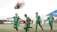 Pemain PSS Sleman, Dave Mustaine, semringah setelah mencetak gol lewat eksekusi tendangan bebas dalam laga kontra Borneo FC pada pekan ke-26 BRI Liga 1 2021/2022, Minggu (20/2/2022) (Dok. PSS Sleman)