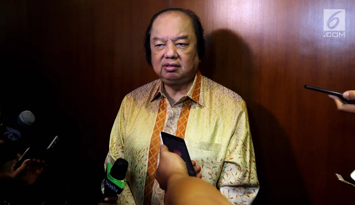 Pendiri Mayapada Group Dato Sri Tahir memberi keterangan pers usai menukarkan dolar AS dan dolar Singapura, Jakarta, Senin (15/10). Tahir menukarkan uang sebanyak USD 93 juta-55 juta dolar Singapura sekitar Rp 2 triliun. (Liputan6.com/Johan Tallo)