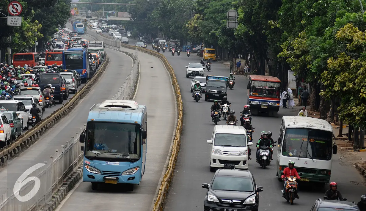 Bus Transjakarta melintas di Jalan Mampang Prapatan Raya, Jakarta, Kamis (6/10). Pemprov DKI Jakarta berencana mengganti bus Transjakarta dengan merek berstandar dunia seperti bus lower deck tipe low entry K250 Scania. (Liputan6.com/Helmi Fithriansyah)