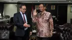 Ketua MPR Zulkifli Hasan (kiri) menerima kunjungan mantan Ketua MK Mahfud MD selaku perwakilan Asosiasi Pengajar Hukum Tata Negara (HTN) dan Hukum Administrasi Negara (HAN) di Kompleks Parlemen, Senayan, Jakarta, Selasa (13/10). (Liputan6.com/Johan Tallo)