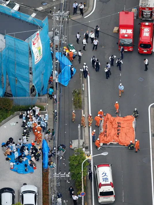 Pandangan udara menunjukkan lokasi penusukan massal di Kawasaki, dekat Tokyo, Jepang, Selasa (28/5/2019). Kantor berita resmi Jepang, NHK, mengatakan korban kritis tercatat sebanyak tiga orang (Jun Hirata/Kyodo News via AP)