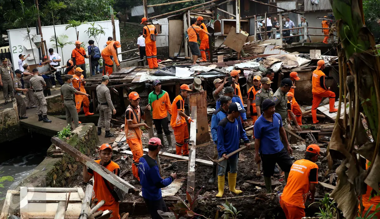 Petugas PPSU Kelurahan Petogogan melakukan penertiban bangunan di bantaran Kali Krukut, Jakarta, Rabu (12/10). Normalisasi Kali Krukut ini nantinya secara bertahap akan melibatkan lima kecamatan dan 13 kelurahan di Jaksel. (Liputan6.com/Gempur M Surya)