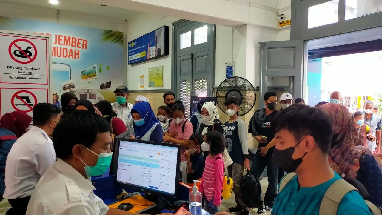 Antrean penumpang di Stasiun Jember pada arus balik Lebaran 2022 (Istimewa)