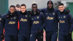 Pemain Manchester United, Antonio Valencia, Ander Herrera, Eric Bailly, Romelu Lukaku dan Marcos Rojo saat mengikuti sesi latihan di kompleks Pelatihan Carrington, Inggris (11/12). MU akan melawan Valencia di Liga Champions. (AFP Photo/Lindsey Parnaby)