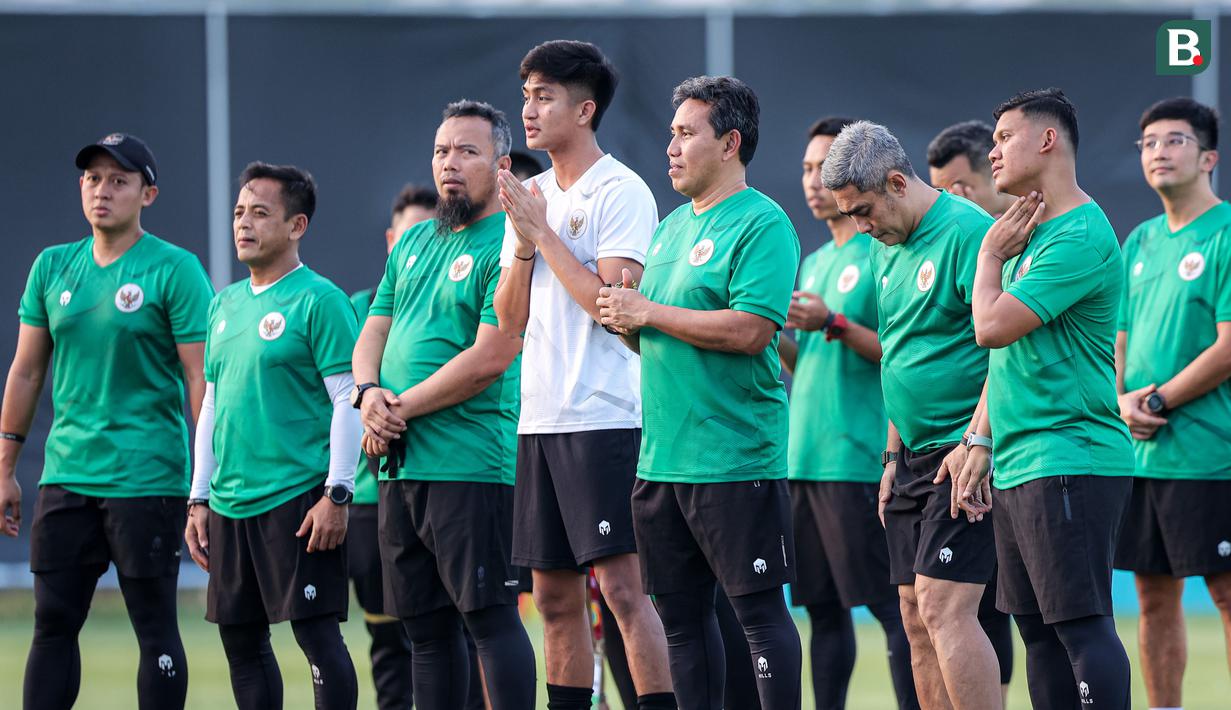 <p>Pemain Timnas Indonesia U-17, Sulthan Zaky (tengah) memimpin doa didampingi pelatih kepala, Bima Sakti beserta staf pelatih dan tim ofisial sebelum menjalani official training skuad Timnas Indonesia U-17 di Lapangan Latihan A Gelora Bung Tomo, Surabaya, Minggu (12/11/2023) sore menjelang laga kedua Grup A Piala Dunia U-17 2023 menghadapi Panama yang akan berlangsung di Stadion Gelora Bung Tomo, Senin, 13 November 2023. (Bola.com/Bagaskara Lazuardi)</p>