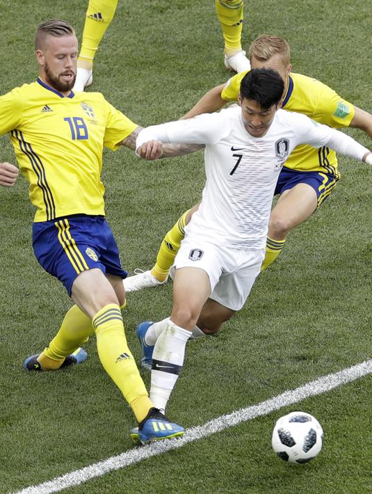 Aksi pemain Korea Selatan, Son Heung-min melewati adangan dua pemain Swedia pada laga grup E Piala Dunia 2018 di Nizhny Novgorod stadium, Nizhny Novgorod, Rusia, (18/6/2018). Swedia menang 1-0. (AP/Michael Sohn)