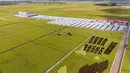 Foto dari udara yang diabadikan pada 21 September 2020 ini menunjukkan sawah yang akan dipanen di sebuah area persawahan di Kota Fujin, Provinsi Heilongjiang, China timur laut. Dalam beberapa hari terakhir, sekitar 2.667 hektare sawah di kota tersebut telah memasuki musim panen. (Xinhua/Zhang Tao)