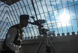 Tim Hisab Rukyat Jakarta mengamati posisi hilal menggunakan teleskop di puncak Monumen Nasional (Monas) di Jakarta, Jumat (28/2/2025). (merdeka.com/Arie Basuki)