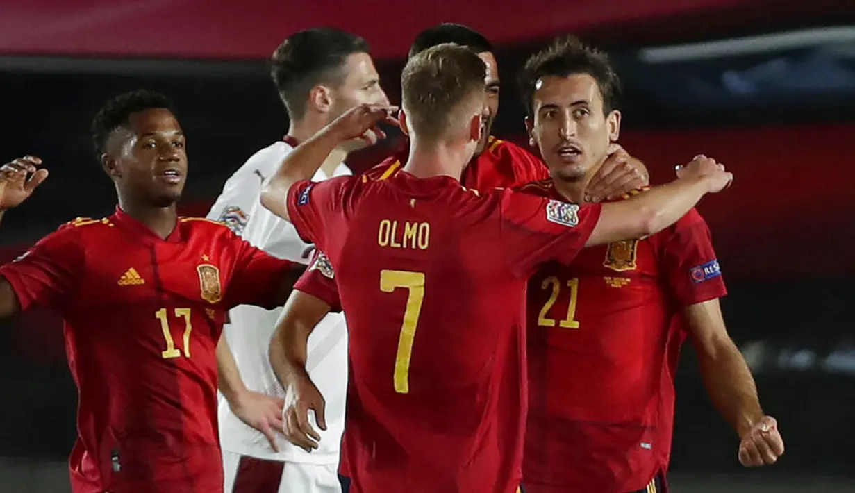 Para pemain Spanyol merayakan gol yang dicetak oleh Mikel Oyarzabal ke gawang Swiss pada laga UEFA Nations League di Stadion Alfredo di Stefano, Minggu (11/10/2020). Spanyol menang dengan skor 1-0. (AP Photo/Manu Fernandez)