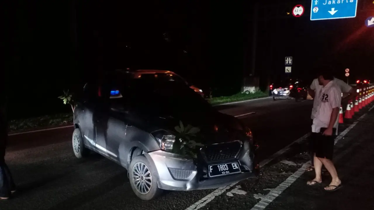 Kecelakaan beruntun di putaran Adipura Tol Jagorawi, Kota Bogor menyebabkan tiga unit mobil ringsek di bagian depan dan belakang. (Istimewa)