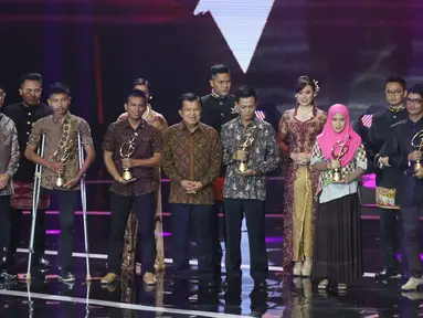 Wapres Jusuf Kalla bersama Dirut SCTV, Sutanto Hartono foto bersama dengan pemenang Liputan6 Awards 2016 kategori Pantang Menyerah di Studio 6 Emtek City, Jakarta, Kamis (26/5/2016). (Liputan6.com/Herman Zakharia)