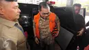 Bupati Empat Lawang Budi Antoni Aljufri bersiap menjalani peemriksaan di Gedung KPK, Jakarta, Rabu (22/7). KPK memeriksa Bupati Empat Lawang beserta istri, Suzana yang sudah menjadi tersangka dugaan suap kepada Akil Mochtar. (Liputan6.com/Helmi Afandi)