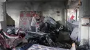 Juru bicara Pertahanan Sipil Gaza, Mahmoud Basal, mengatakan serangan Israel menargetkan berbagai lokasi sejak siang hari. Tampak dalam foto, seorang pria Palestina memeriksa puing-puing bangunan yang rusak milik Kementerian Wakaf Agama, yang digunakan sebagai tempat penampungan bagi pengungsi di kawasan Zeitoun, Kota Gaza, pada Kamis 20 November 2025, sehari setelah bangunan tersebut menjadi sasaran serangan militer Israel. (Omar AL-QATTAA /AFP)