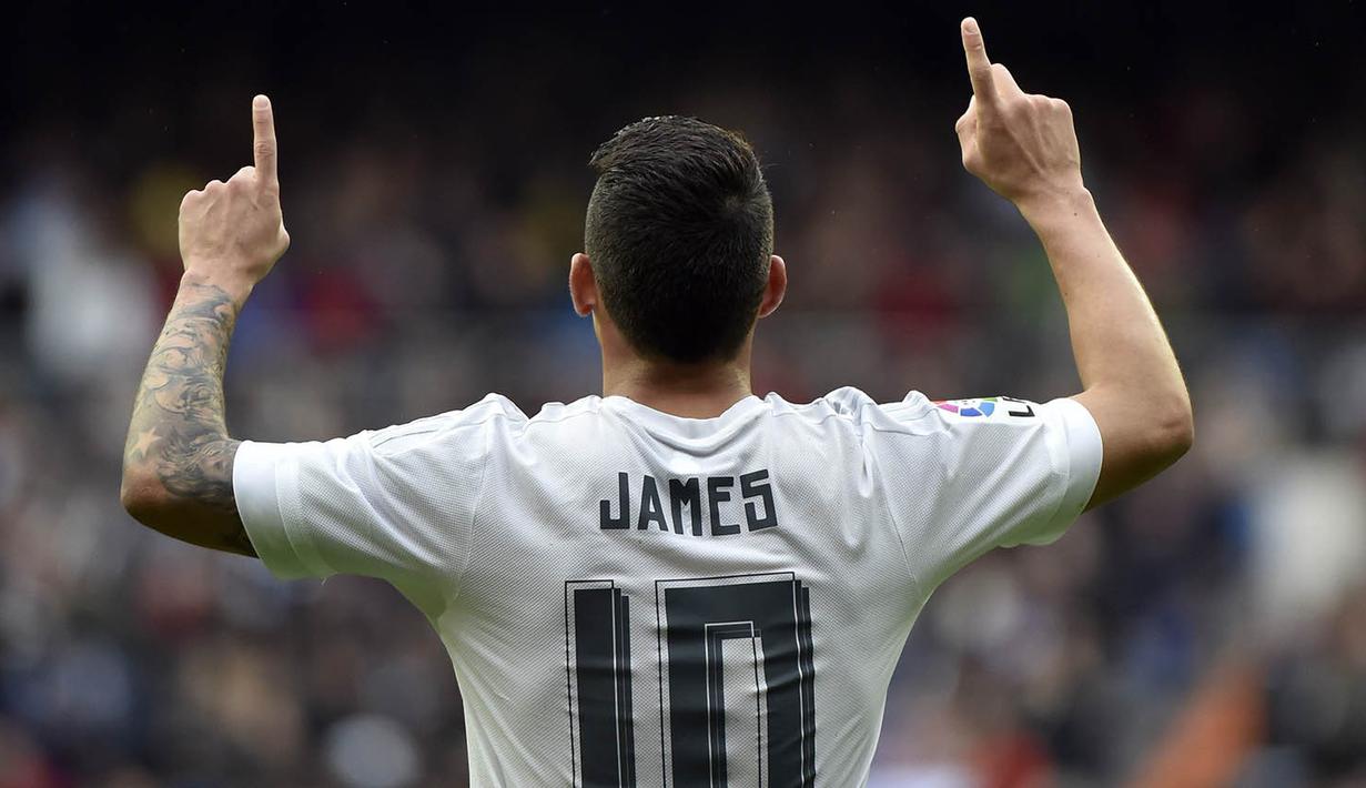 1. James Rodriguez, Marca melaporkan gelandang Real Madrid ini masih menjadi incaran dari Arsenal dan Chelsea. Dirinya berpotensi pindah karena kehadiran Marco Asensio membuatnya kerap dijadikan Zinedine Zidane sebagai cadangan. (AFP/Gerard Julien)