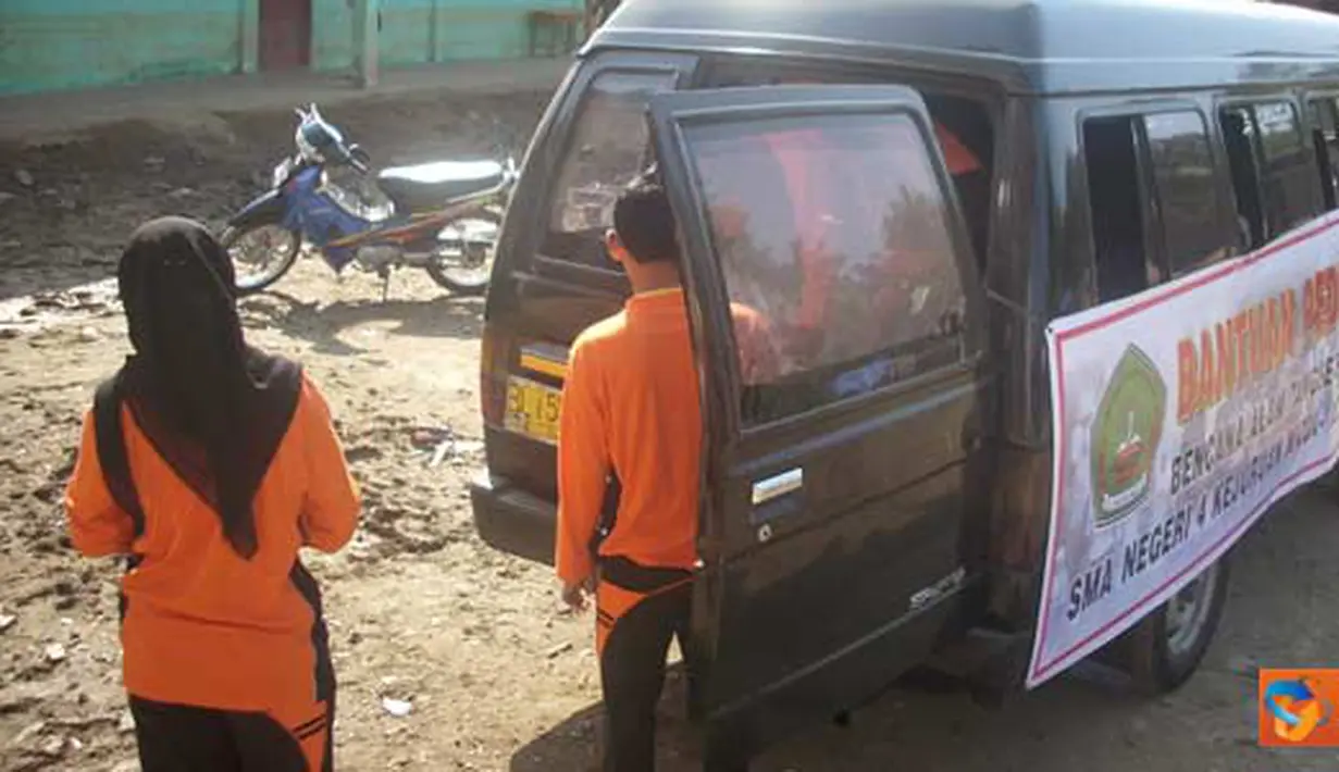 Citizen6, Aceh: OSIS dan para Guru di SMA Negeri 4 Kejuruan Muda Aceh Tamiang beserta donatur, melakukan aksi penggalangan dana untuk korban banjir bandang di SD Ujong Peunalom, Tangse, Pidie.(Pengirim: Ari Gunawan)