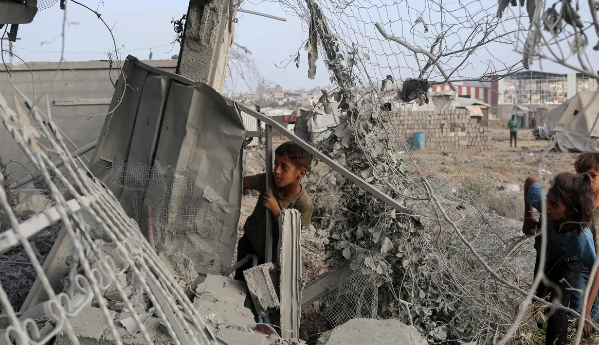 Di sisi lain, beberapa rumah sakit yang masih beroperasi di Gaza berada pada kondisi yang mengkhawatirkan. Kondisi tempat tidur yang penuh dan ketersediaan antibiotik yang terbatas, membuat rumah sakit kesulitan untuk menampung korban lonjakan. (Eyad BABA/AFP)