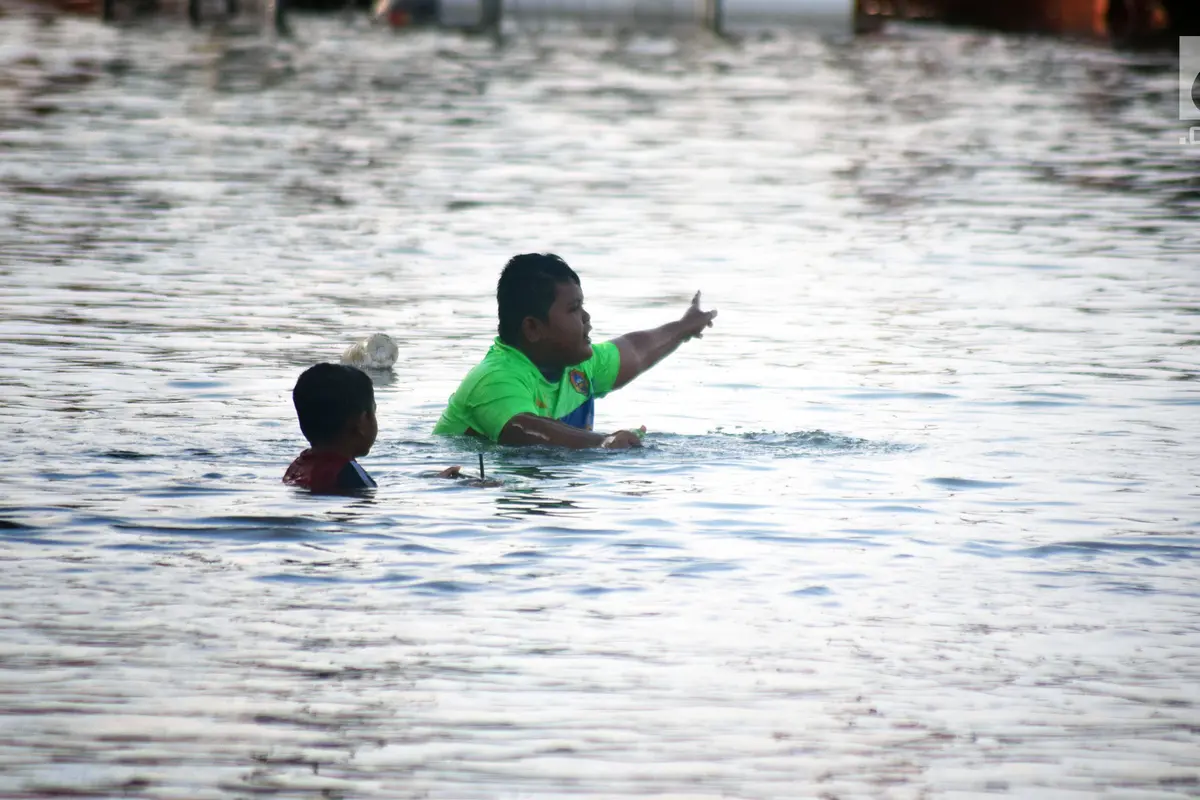 Drainase Buruk, Banjir Rob Genangi Kawasan Pelabuhan Tanjung Emas