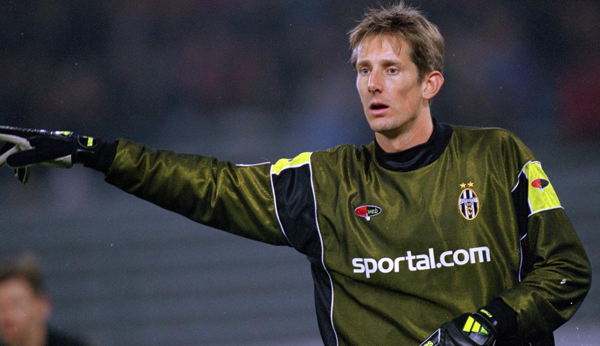 Edwin van der Sar. Kiper berusia 51 tahun yang pensiun bersama MU pada Juli 2011 ini didatangkan Juventus dari Ajax Amsterdam pada awal musim 1999/2000. Membela Juventus selama dua musim, ia total tampil dalam 88 laga dengan torehan 41 clean sheet dan kemasukan 74 gol. (twitter/ChampionsLeague)