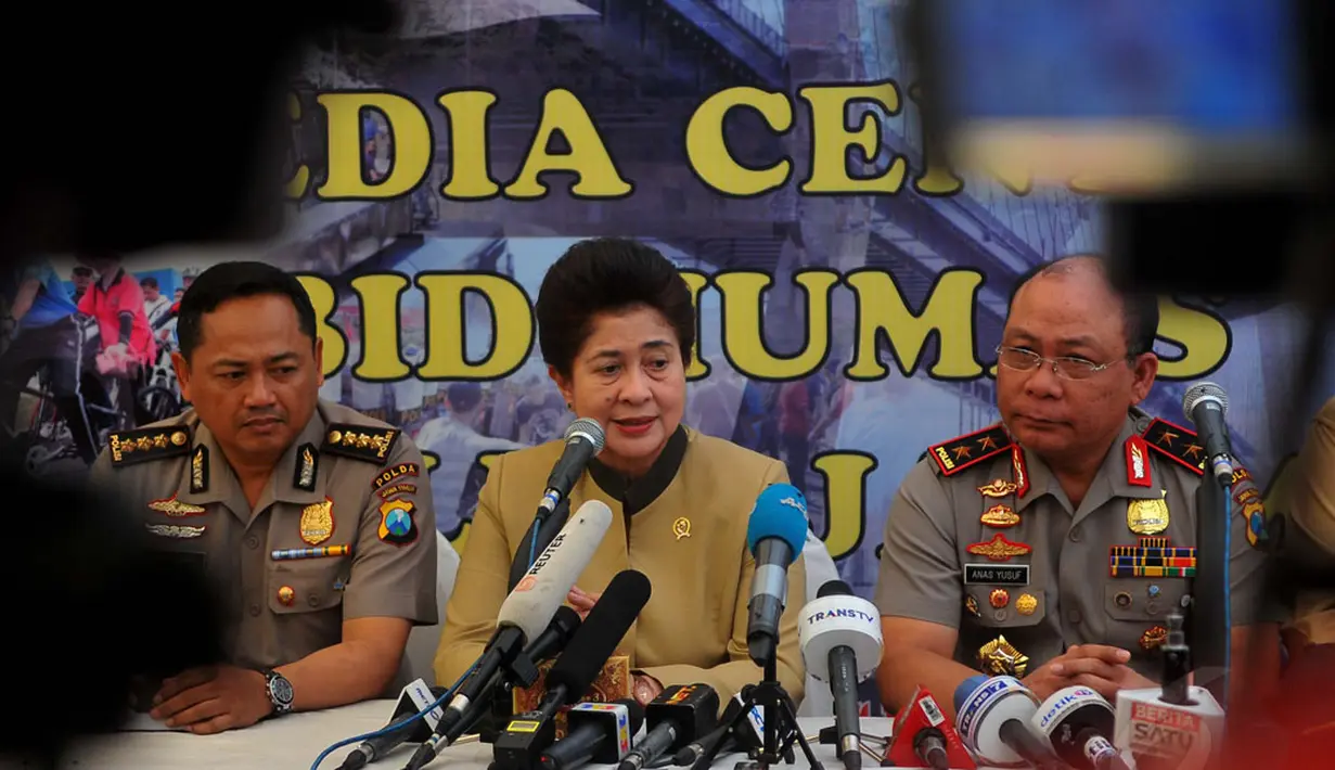 Menteri Kesehatan RI, Nila F Moeloek (tengah) memberikan keterangan pers di Posko Crisis Center di Mapolda Jawa Timur, Surabaya, Sabtu (3/1/2015). Kedatangan Nina Moeloek untuk mengucapkan bela sungkawa pada keluarga korban. (Liputan6.com/Johan Tallo)
