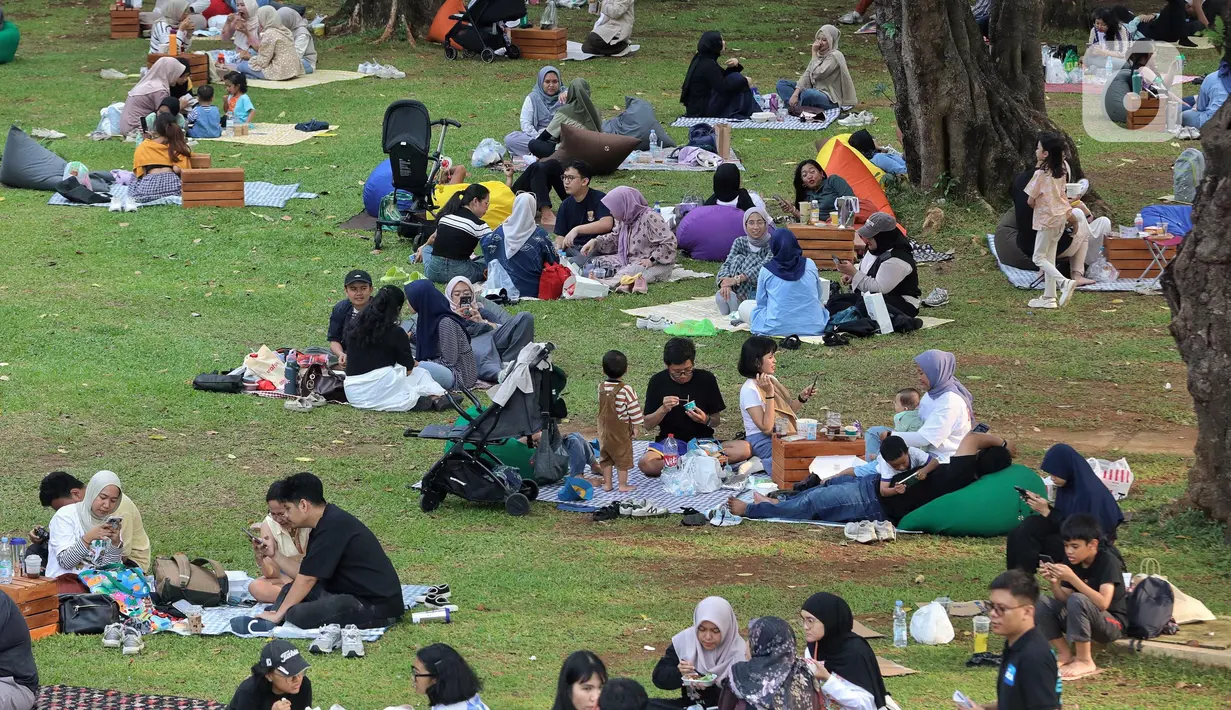 Sementara, anak-anak berlarian dan bermain, pengunjung lainnya menikmati jajanan yang tersedia di sekitar taman ini. (Liputan6.com/Angga Yuniar)